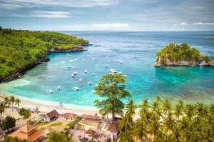 Crystal Bay, an Exotic Beach With Various Instagrammable Photo Spots in Nusa Penida, Bali